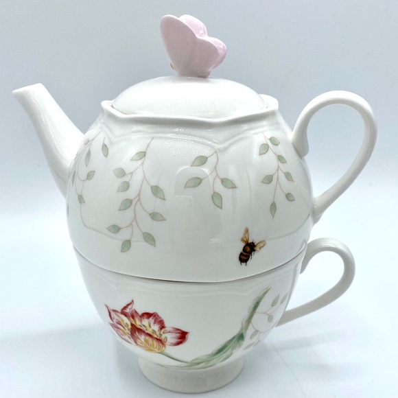 H138773
Lenox Butterfly Stacked Tea Set